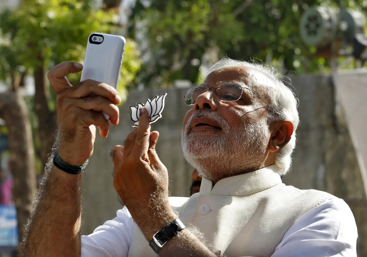 India peaminister Narendra Modi tegemas selfiet. Sama peavad tegema Barabanki valla õpetajad igal hommikul kui soovivad päeva eest palka saada.