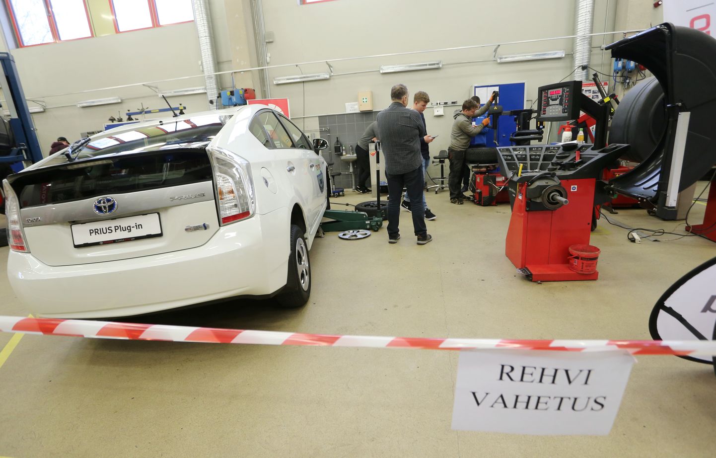 Sõiduki remont ja rehvide vahetus Tartu kutsehariduskeskuses.