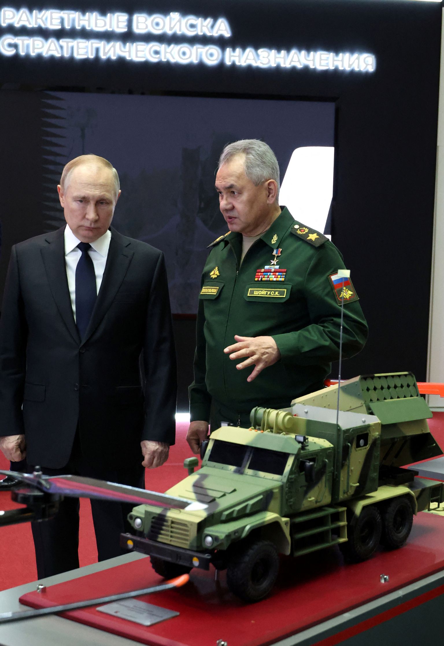 Venemaa president Vladimir Putin ja kaitseminister Sergei Šoigu sõjatehnika näitusel pärast kaitseministeeriumi juhatuse koosolekut 21. detsembril Moskvas.