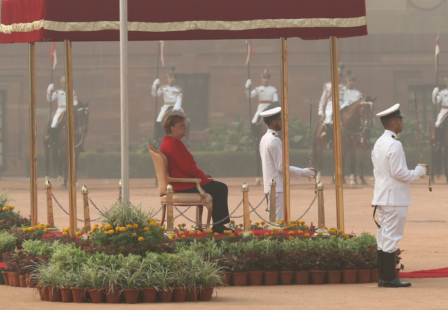 Saksa liidukantsler Angela Merkel vastuvõtutseremoonial New Delhis presidendipalee ees.