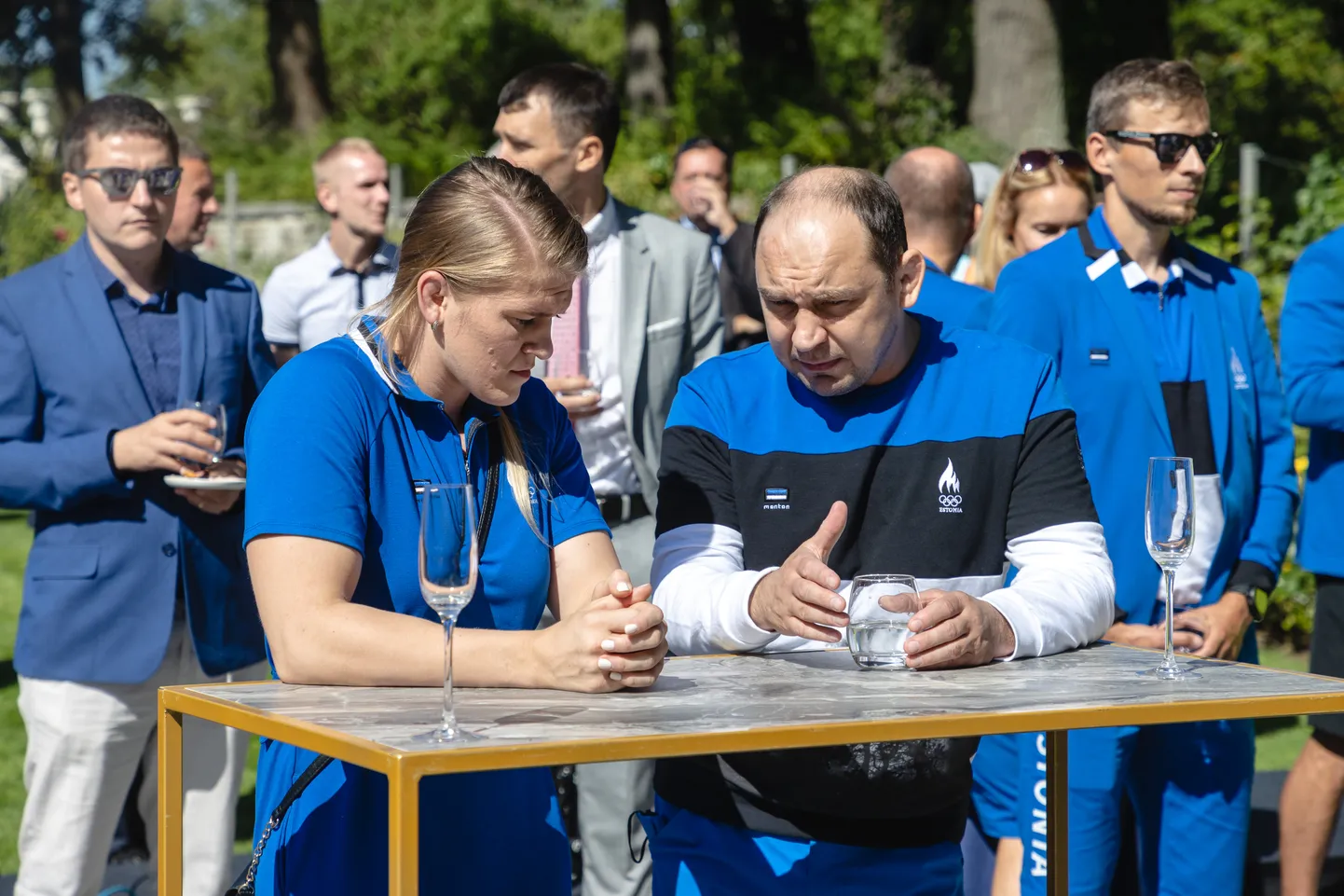Epp Mäe koos treeneri Ahto Raskaga augustikuus Kadrioru roosiaias, kus president võttis vastu olümpiamängudel osalenuid.