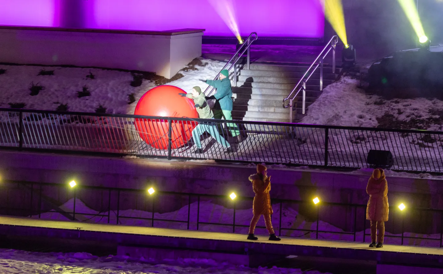 Veerevad värvilised pallid olid Tartu 2024 avaetenduse üheks läbivaks elemendiks.