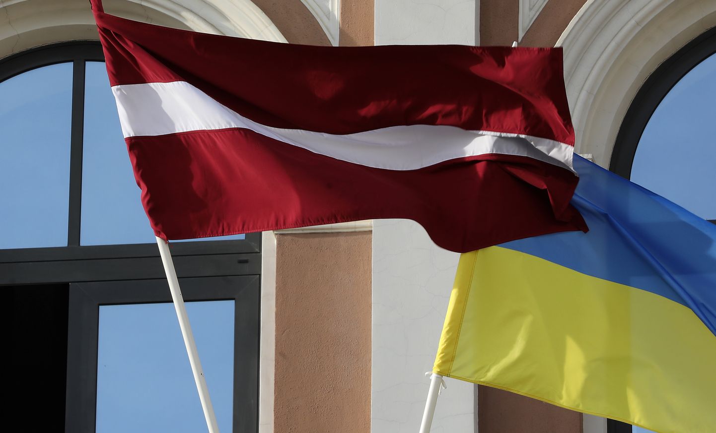 Latvijas un Ukrainas karogs