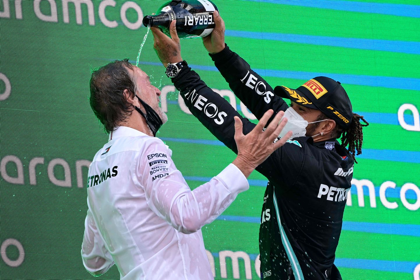 Lewis Hamilton (paremal) tänamas talle võidu toonud tiimišeffe.