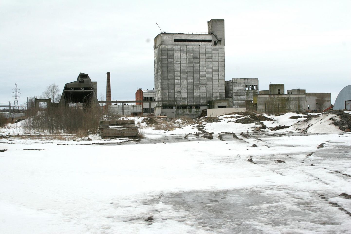 Sotsialistliku põllumajanduse suurtootmise kunagine lipulaev Pärnu majanditevaheline seafarm jaanuaris 2006.