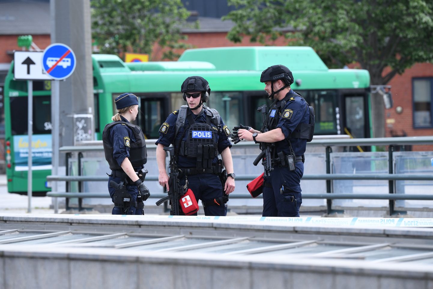 Politseinikud Malmö raudteejaama lähedal.