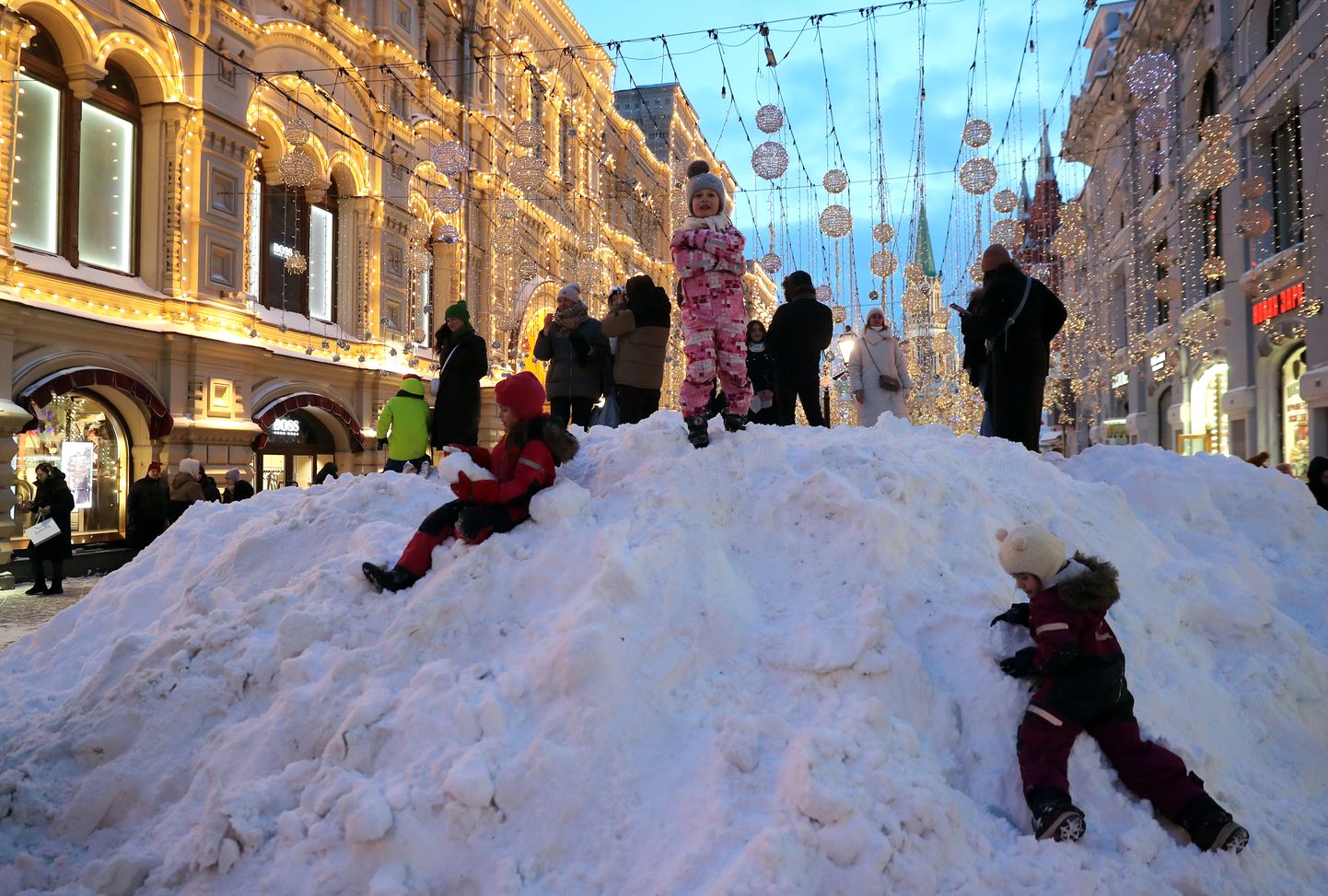 Moskva, 14.02.21. Lapsed naudivad lumehunnikuid Nikolskaja tänaval