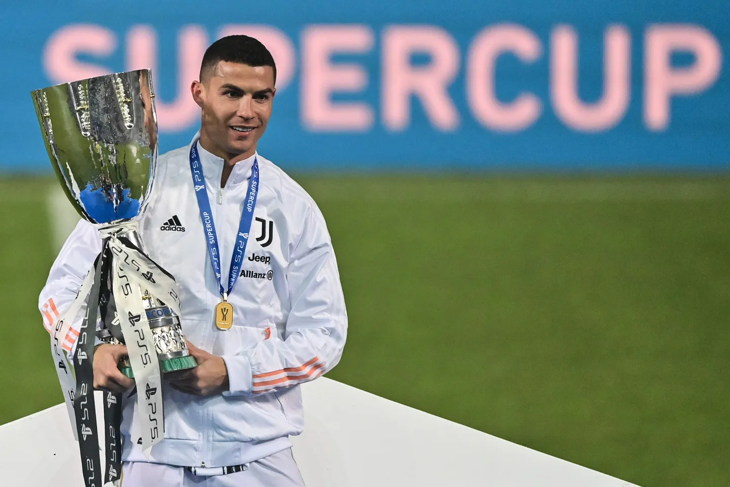 Cristiano Ronaldo poseerimas superkarikaga.