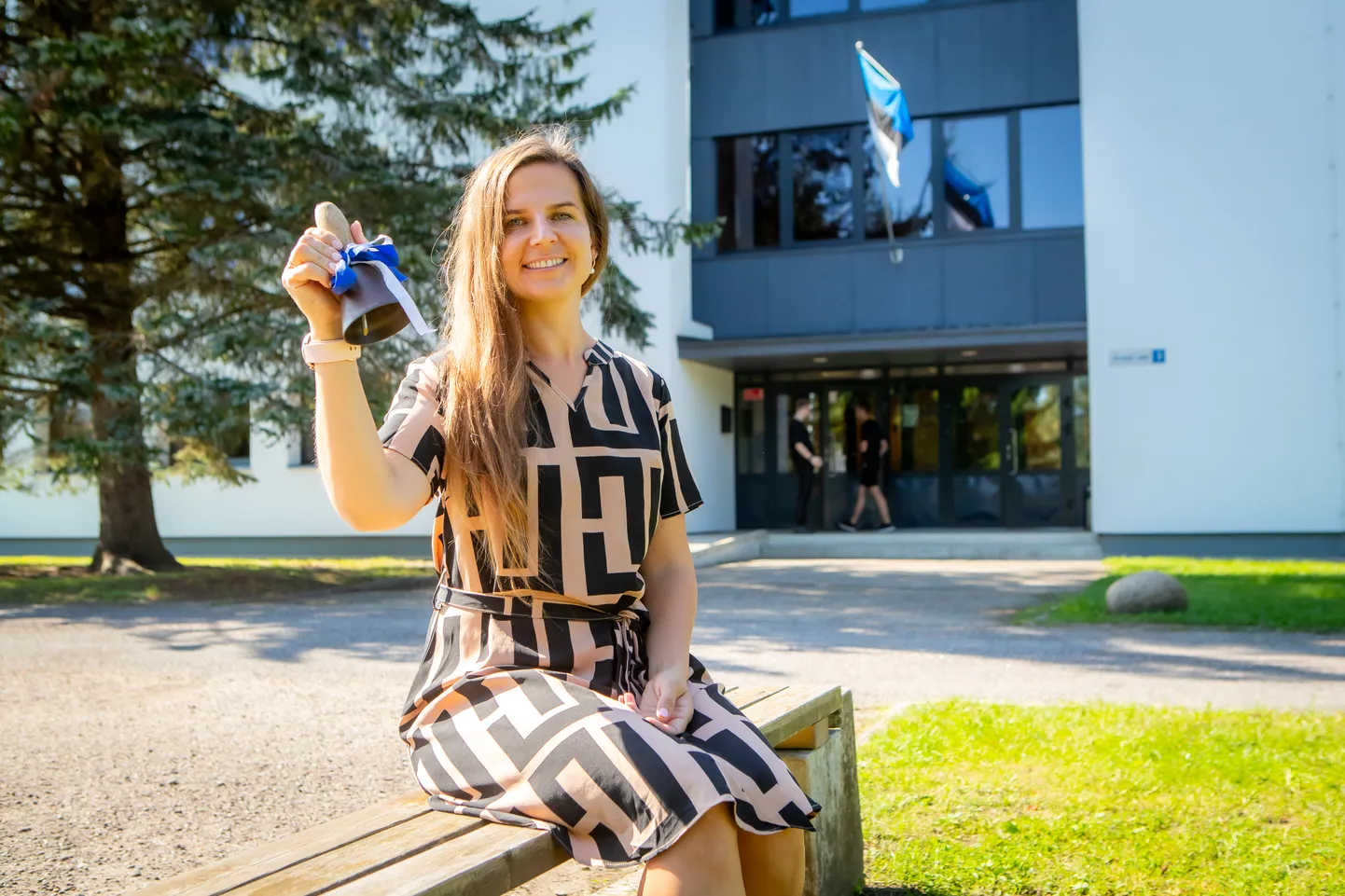 KOOLIPERE VÕTTIS SOOJALT VASTU. Valjala põhikooli uus direktor Triin Kald on uude ametisse rõõmsalt sisse elanud.