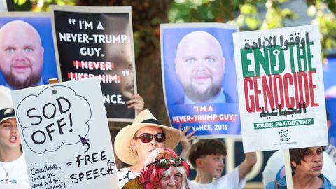 V angleškem mestu protest proti obisku ameriškega podpredsednika Vensa