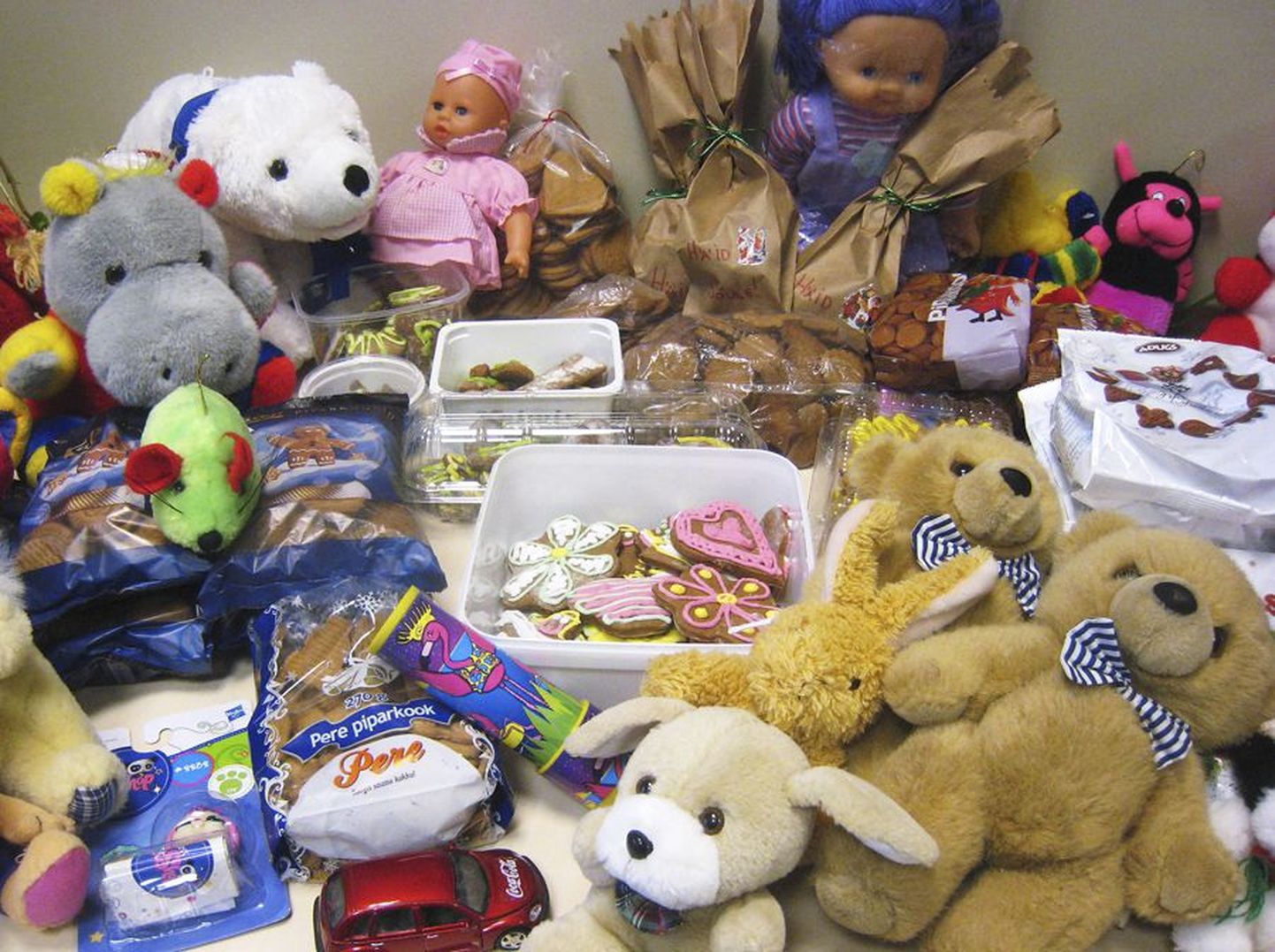 Heategevuse korras kogutud piparkoogid, mänguasjad ja käsitööesemed.