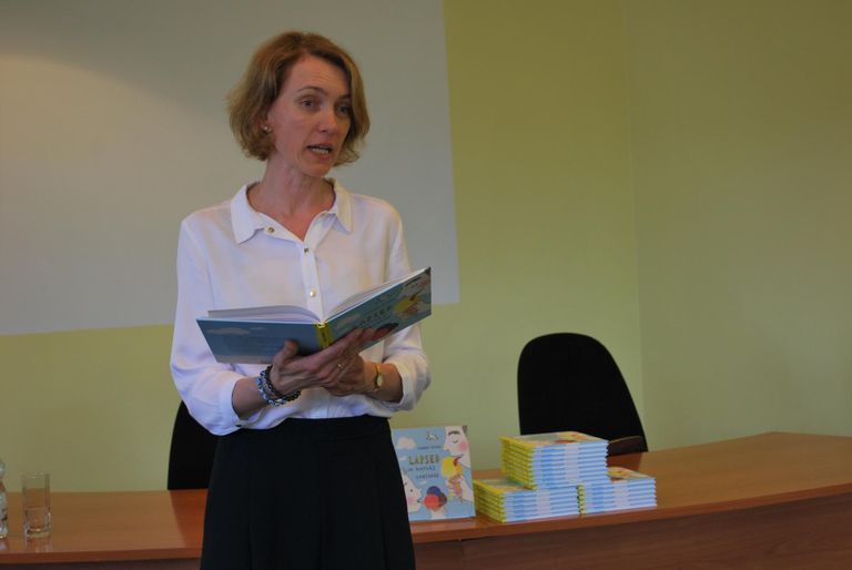 Sandra Heidov luges ette loo värskest lasteraamatust.