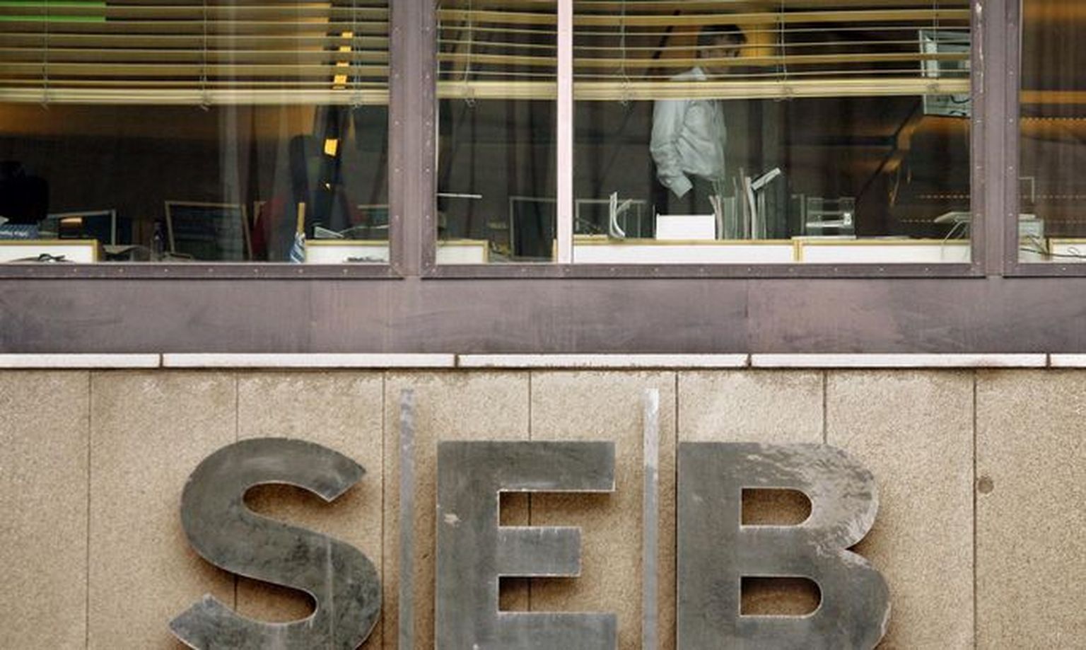Шведские журналисты проанализировали лишь каплю в море сделок банка SEB, но и эти результаты взывают огорчение.
