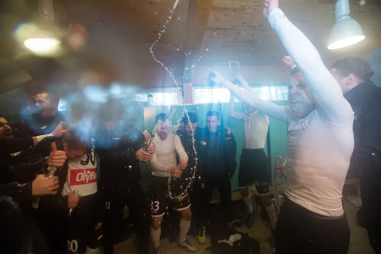 FC Infoneti mängijad riietusruumis tiitlivõitu tähistamas.