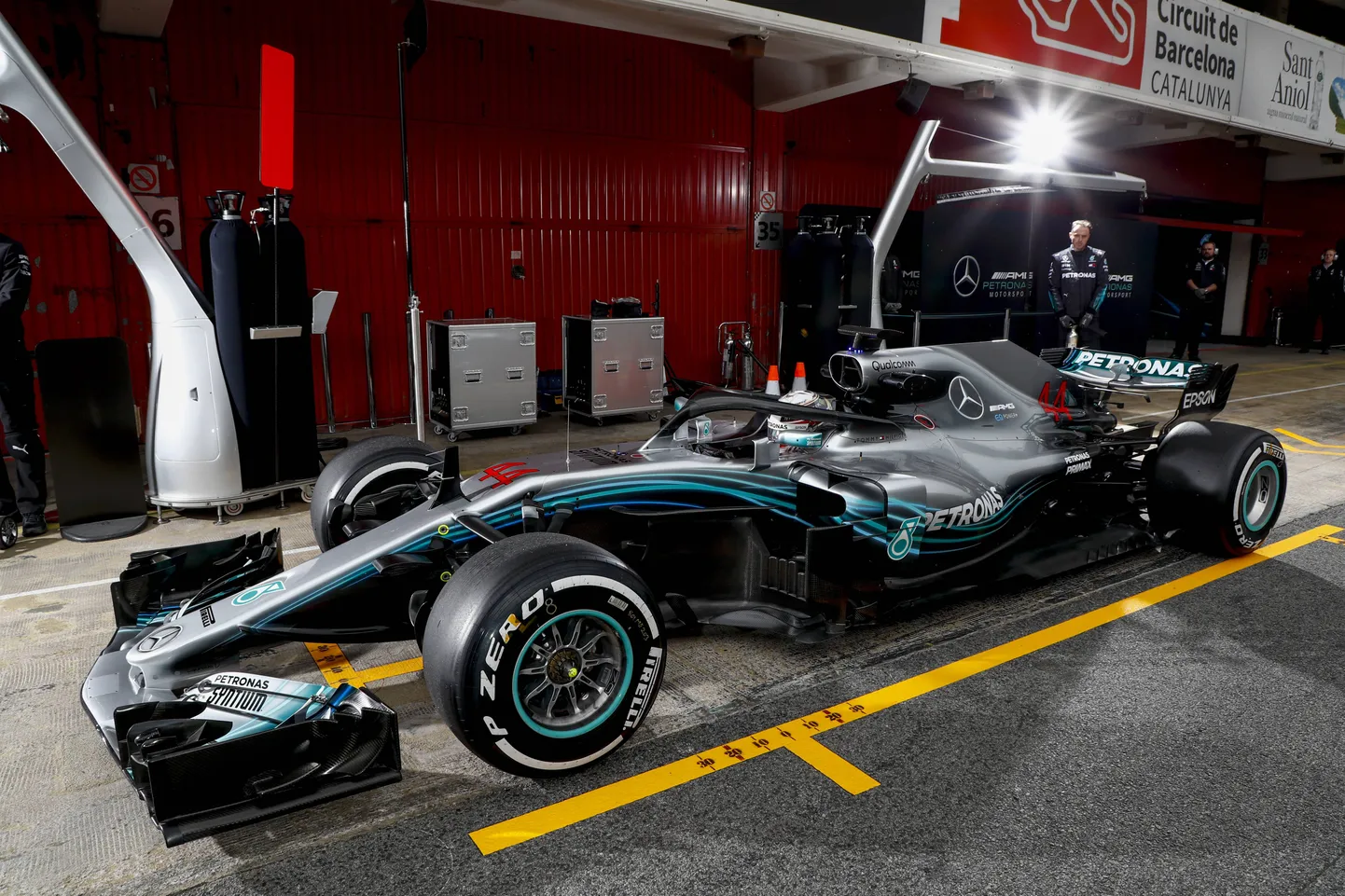 Lewis Hamilton tänavusel esimesel testipäeval Barcelona ringrajal.
