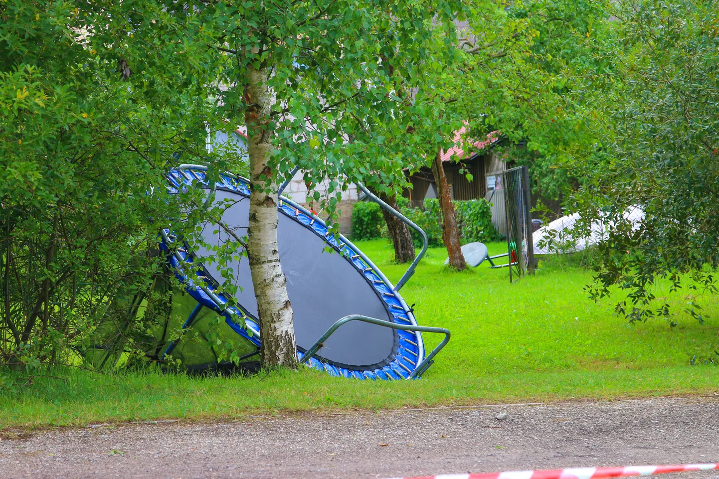 Kindlutusfirmade viimaste aastate praktika näitab, et lendu tõusnud batuudid on väga sagedased tormikahjude põhjustajad.