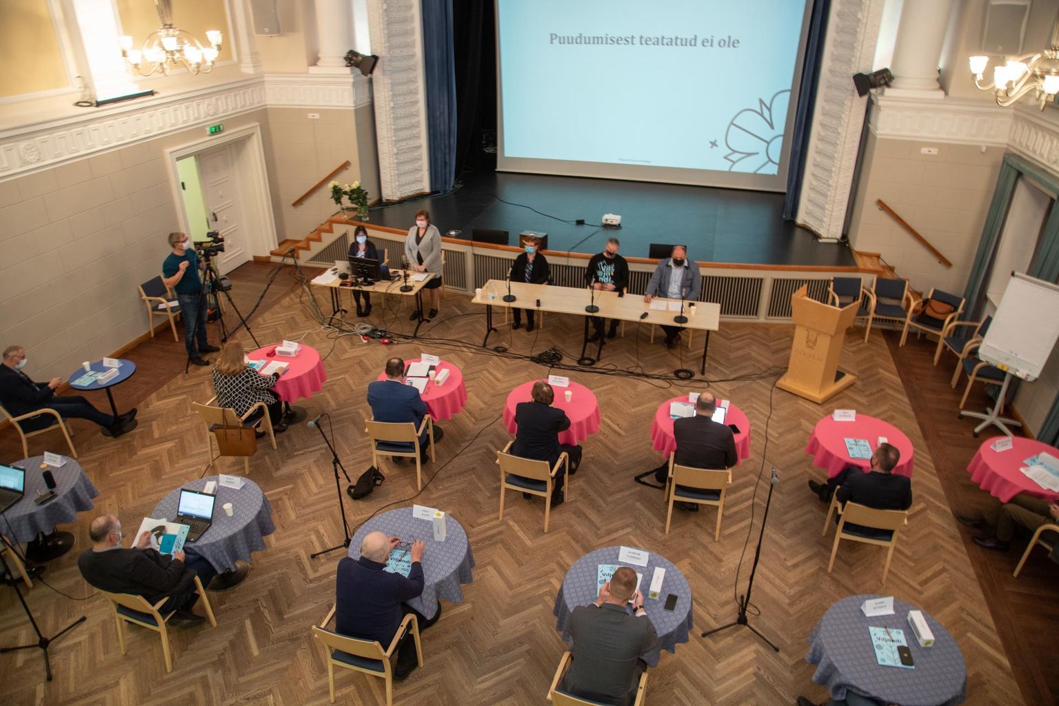 Viljandi linnavolikogu XVII koosseisu esimesel istungil valiti Helmen Kütt 17 häälega linnavolikogu esimeheks.