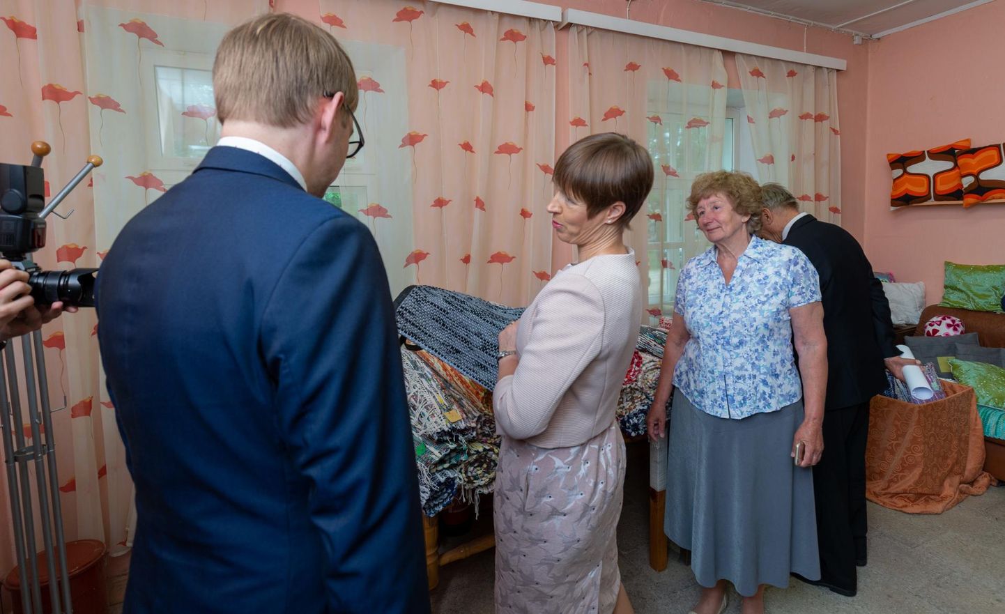President Kersti Kaljulaid leidis Karksi kultuuriseltsi taaskasutuskeskuses müügiks valminud käsitöö seast hallika koti, mis passib tema hinnangul hästi kokku laulupeo ajal kantavate rahvarõivastega.
