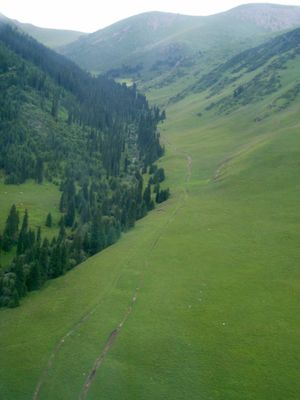 Mägirajad Tjan-Šani mäestikus Kasahstanis (kõrgus ligi 3000 meetrit merepinnast), mida mööda muistsed rändeteed kulgesid.