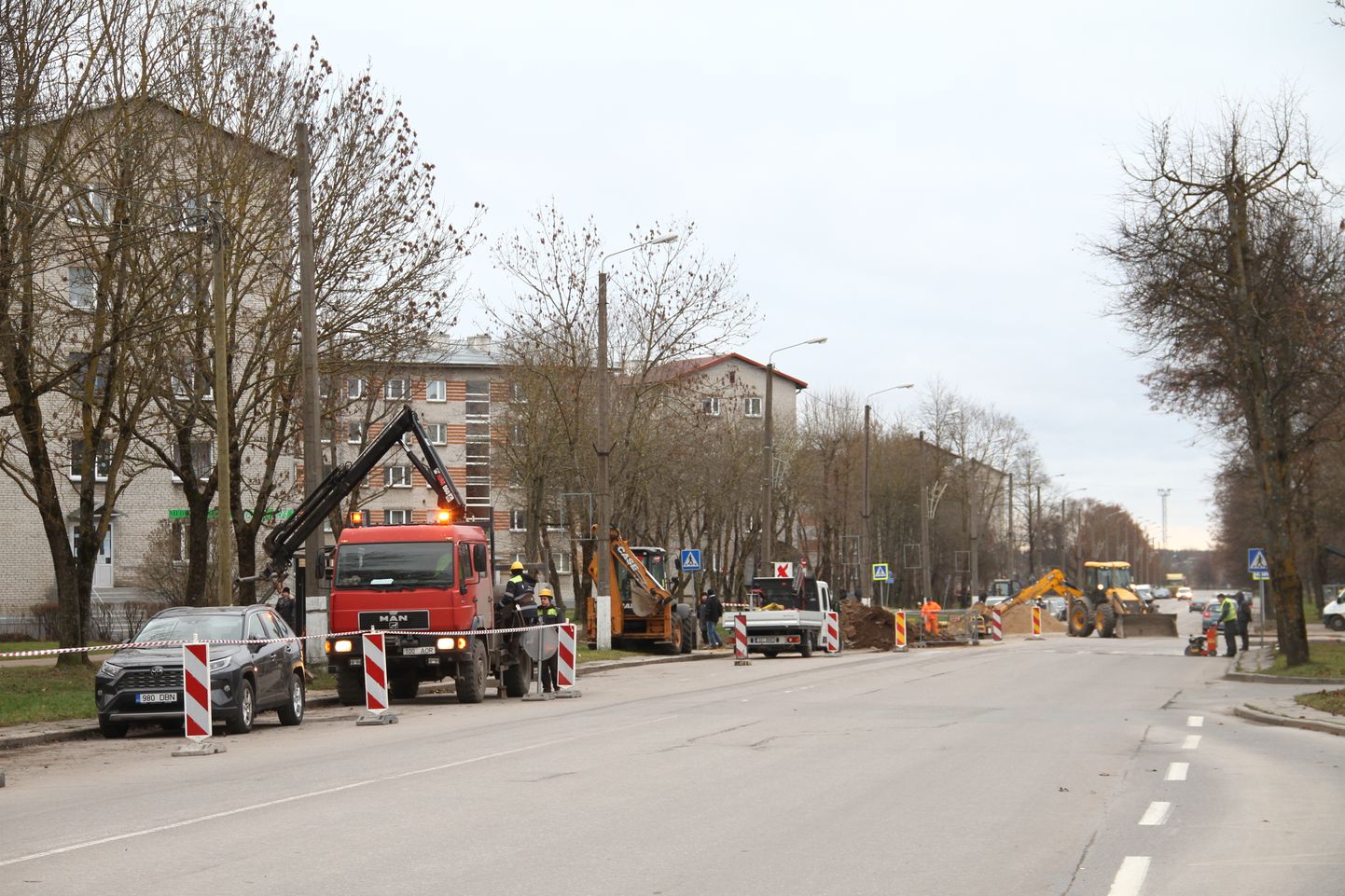 На улице Выйду в Нарве дорожники из компании Viru RMT проводят работы по реконструкции пешеходных переходов, а электрики восстанавливают поврежденную линию.