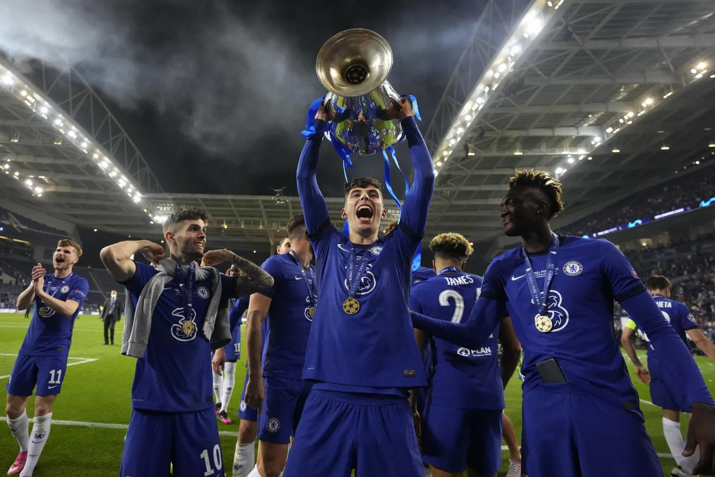 Võiduvärava autor Kai Havertz Meistrite liiga karikaga juubeldamas.