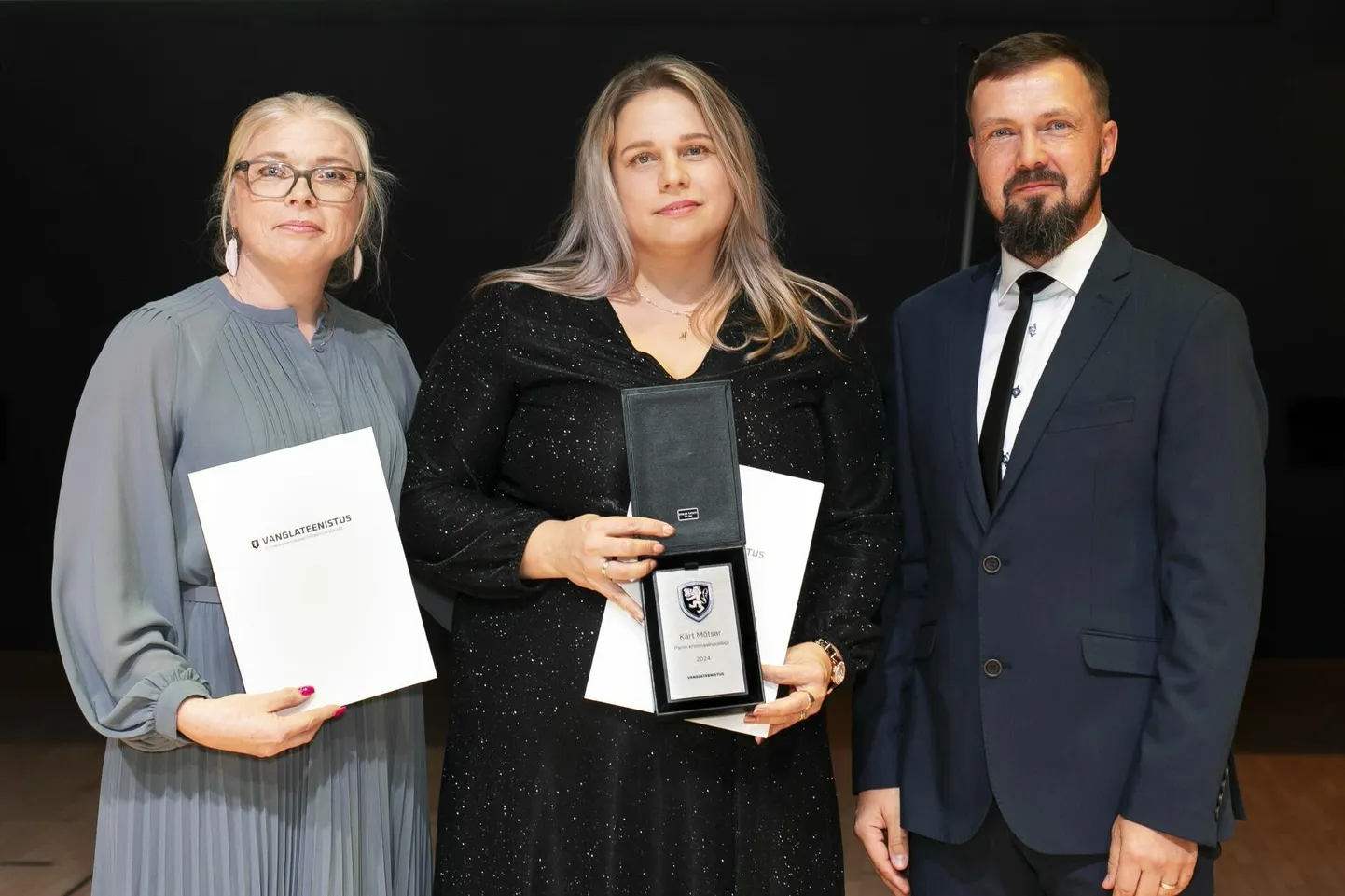 Tunnustuse pävinud Kärt Mõtsar (keskel) ja samas kategoorias nominent olnud Kaja Krivan vanglateenistuse juhi Rait Kuusega.