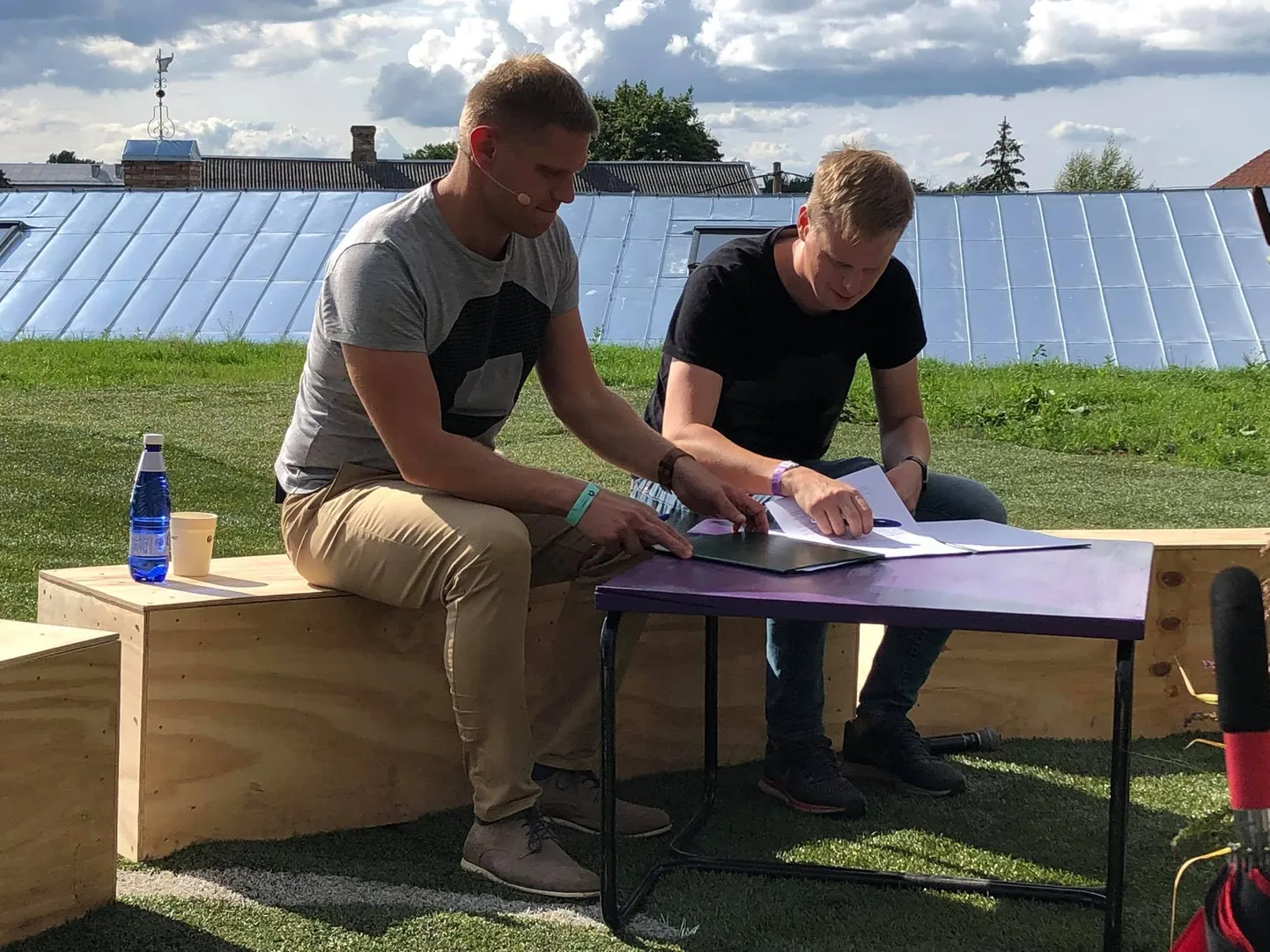 Lepingu allkirjastasid Paide linnapea Priit Värk ja Arvamusfestivali eestvedaja Kaspar Tammist.