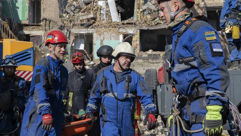 «Plahvatuse kuumusest hõõguvad rõdud, päästjad laibakottidega.» Ukraina leinab droonirünnakutes hukkunuid