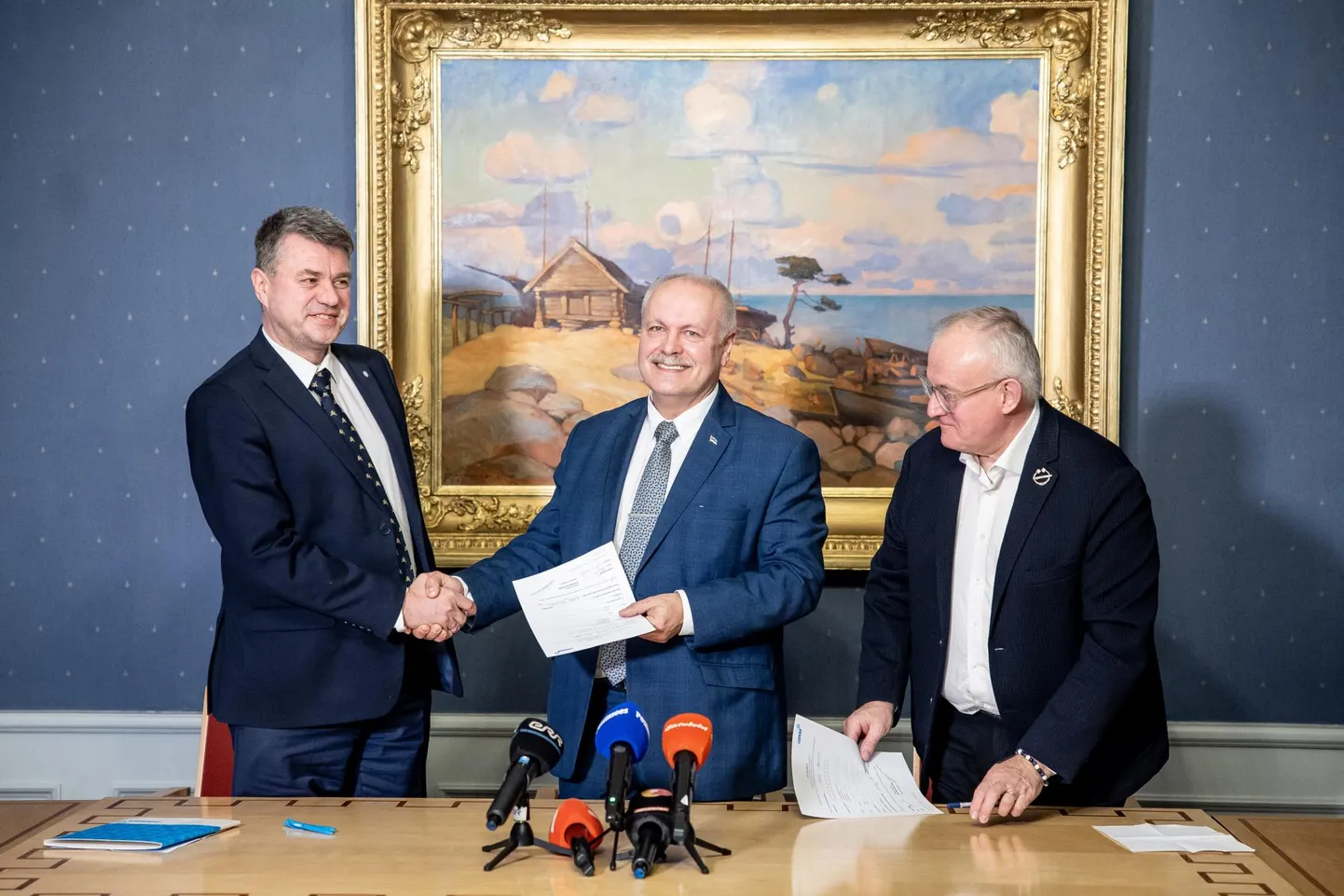 Neljapäeval andsid riigikogu liikmed Henn Põlluaas ja Ants Frosch pressikonverentsil teada liitumisest erakonnaga Isamaa. Pressiüritusel osales ka Isamaa esimees Urmas Reinsalu.
