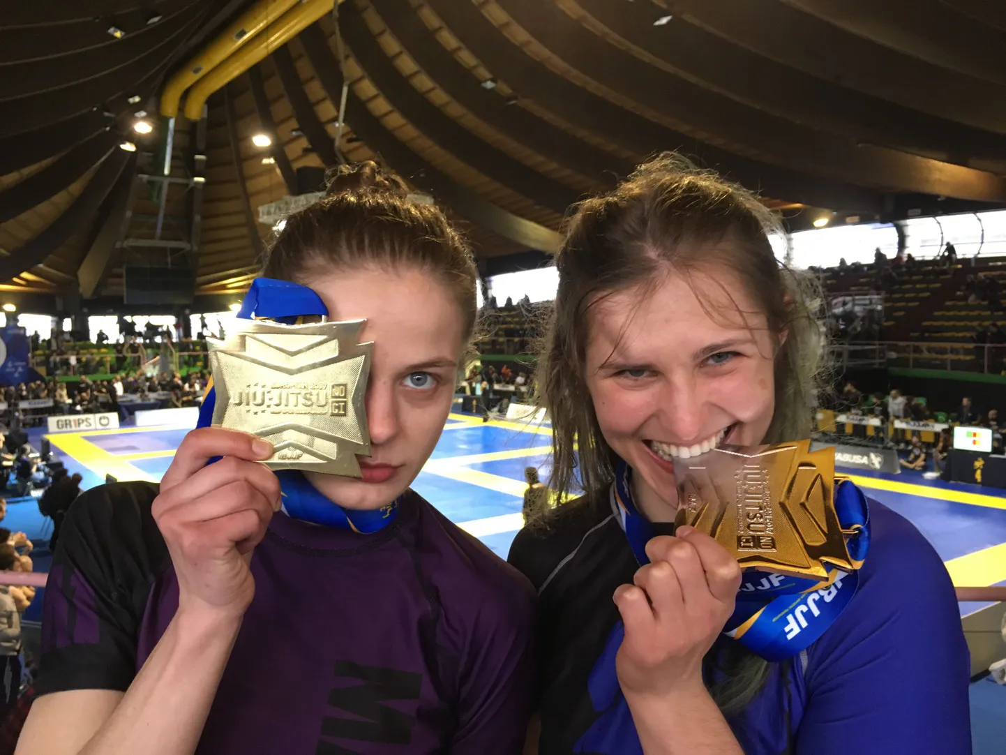 Liisi Vaht ja Jane Soodla medalitega.