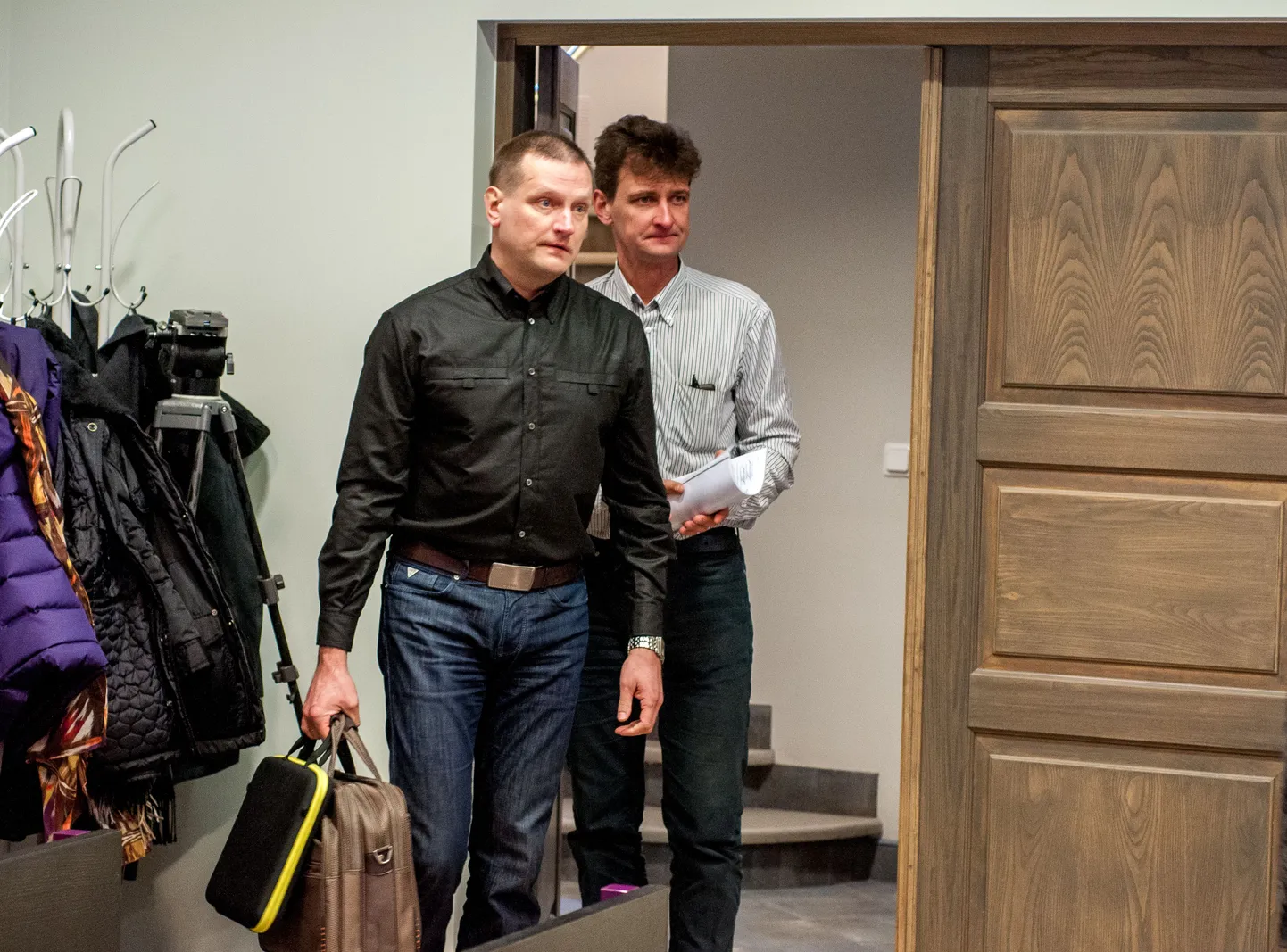 Pärnu maakohus mõistis Vändra endisele vallavanemale Peeter Reimannile (vasakul) suures ulatuses omastamise eest kaheaastase tingimisi vanglakaristuse. Kuriteole kaasaaitamise eest kohtu all olnud valla endise majandusspetsialisti Taivo Himmaste karistuseks määrati aastane vangistus 18kuulise katseajaga.
ul/Foto URMAS LUIK PÄRNU POSTIMEES