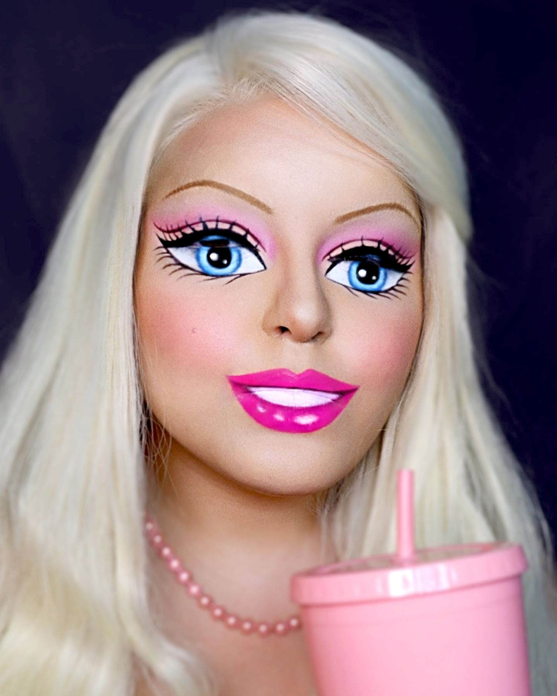 Pildik on Maryorie, kes on end meigikunsti abil suutnud muuta Barbie nukuks.