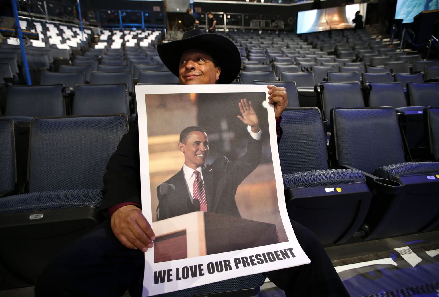 Delegaat Gus Mansour näitas täna demokraatide parteikongressi toimumispaigas plakatit president Barack Obamaga.