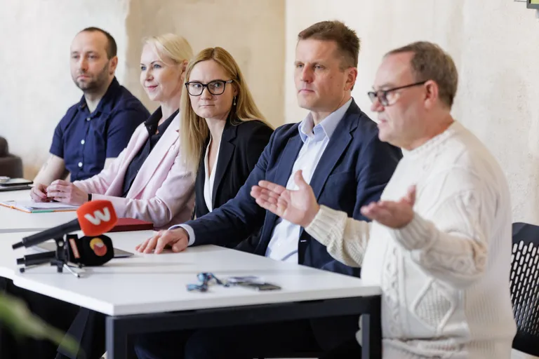 Eesti Ringhäälingute Liidu pressikonverents toidu ja joogireklaami teemade lastesaadetes. Vasakult Initiative'i meediadirektor Madis Altermann ja Orkla Eesti turundusjuht Annika Oja, TV3 Eesti juht Signe Suur, ERL juht Hanno Kindel, Duo Media Networks juht Jüri Pihel.