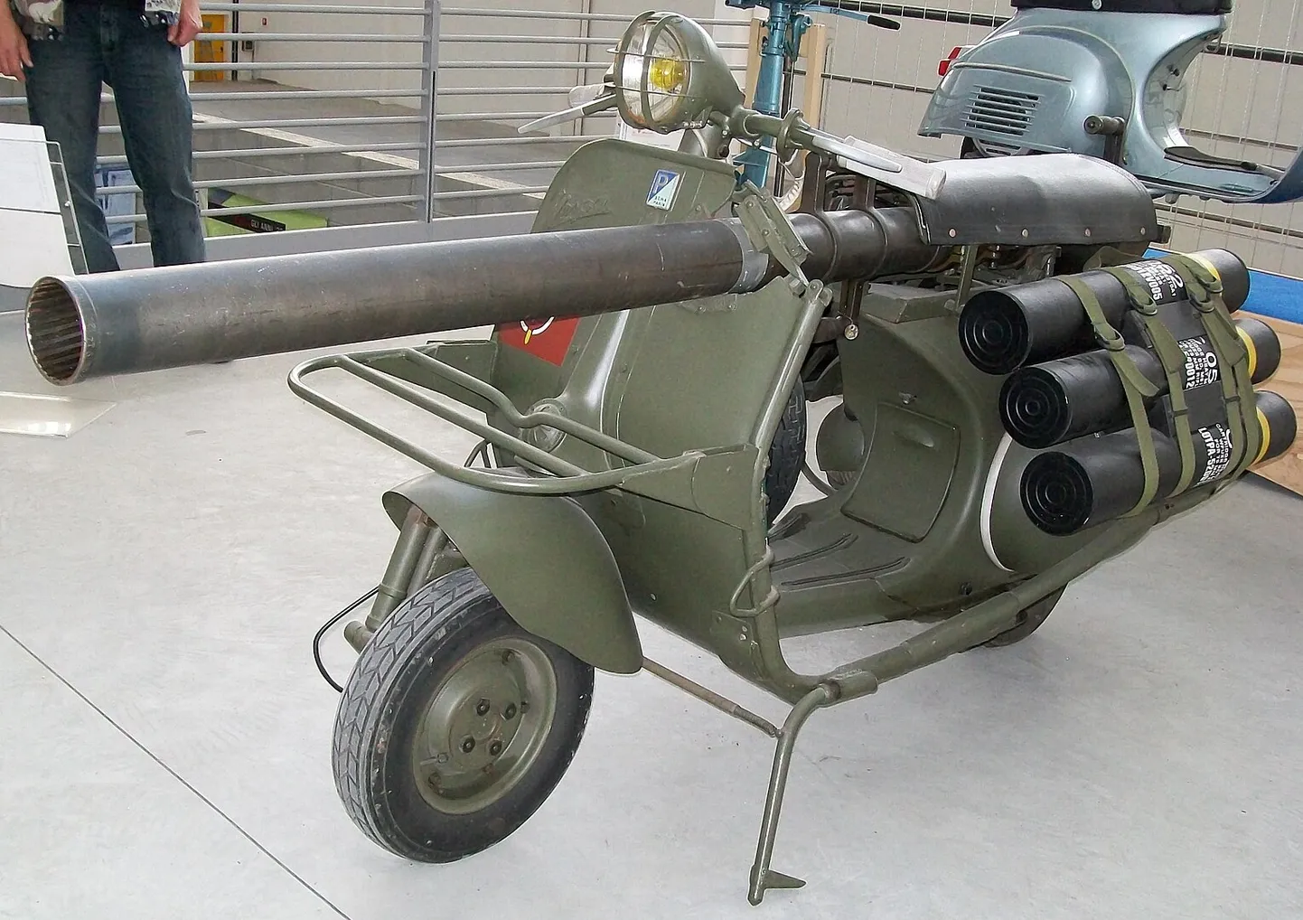 Selline näeb välja tõeliselt mobiilne Vespa tankitõrjerusikas, mis prantslastega Indo-Hiinani ei jõudnudki, küll aga tegi tegusid Alžeerias. Praegu saab selle kätte keskmisest hinnast ligi poole odavamalt. Pilt on illustreeriv.