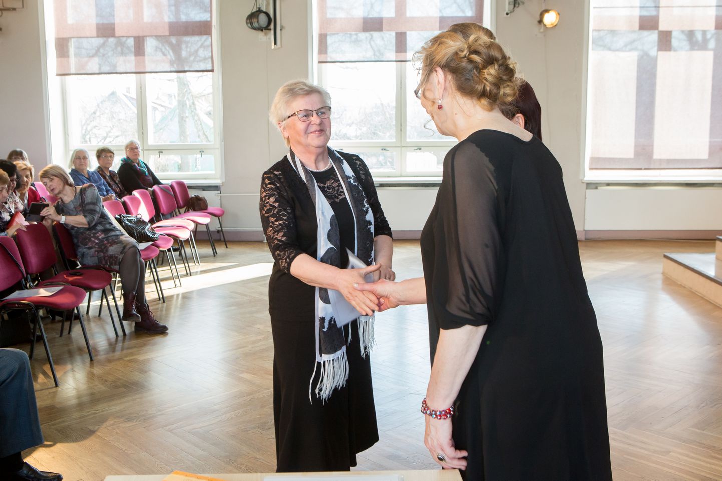 TUNNISTUS KÄES: Maie Meius (paremal) annab Saaremaa väärikate ülikooli 2018/2019 hooaja eduka läbimise tõendi Pilvi Mägile.