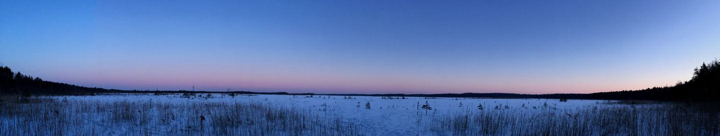 Mõni minut enne päikesetõusu nägi taevakaar välja nagu hiiglaslik hematoom. Iga minutiga paisus kuma suuremaks ning tema värvitoonid muutusid.