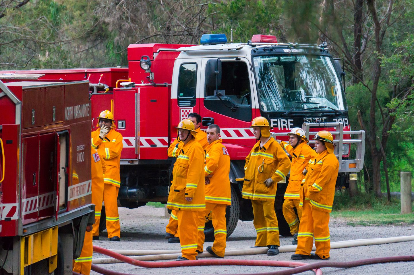 Австралийские пожарные не только ловко укрощают огонь, но и позируют для календарей. Иллюстративное фото
