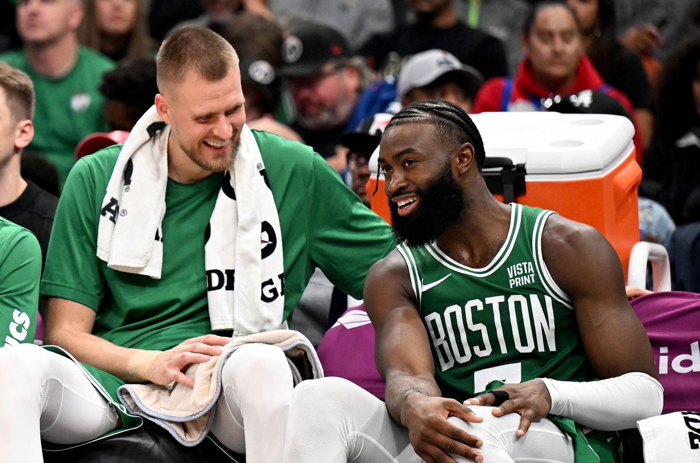 Bostonas "Celtics" basketbolisti Kristaps Porziņģis un Džeilens Brauns