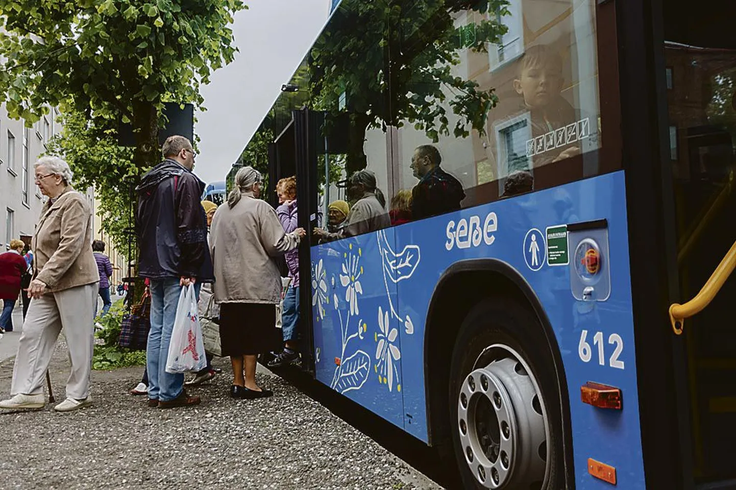 Uute busside tagaukse avamine tekitab veel osas reisijates segadust. Selle asemel et bussi välisküljel asuvat nuppu vajutada, tuleb see peopesaga kinni katta.