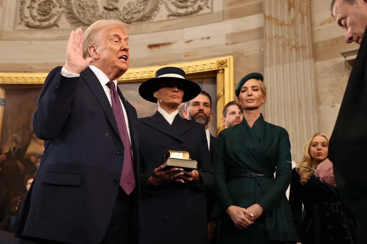 Donald Trump ametivannet andmas. Kõrval seisavad abikaasa Melania ja tütar Ivanka.