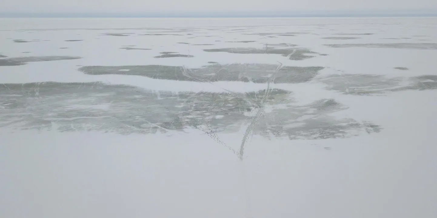 Pärnu lahe jää ei ole veel küllalt paks, et kanda inimest.