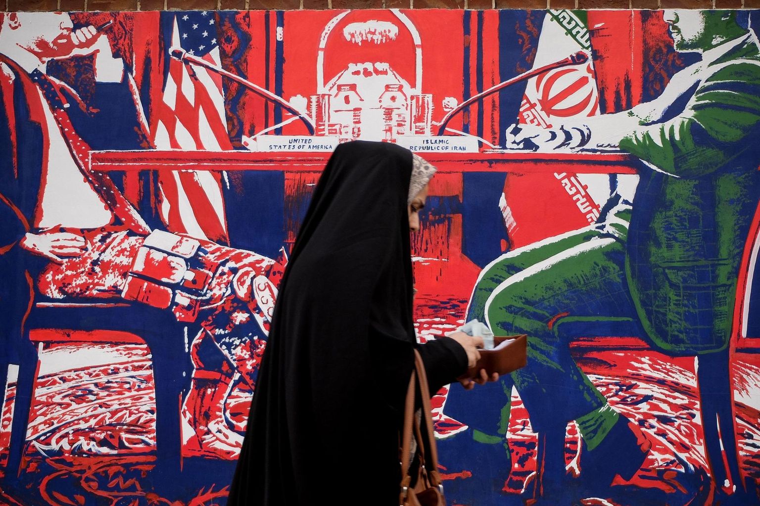 Ameerika Ühendriikide ja Iraani vastasseis on kestnud juba üle 40 aasta. Sellest annavad Teherani tänavapildis märku ka poliitilised seinamaalid. 