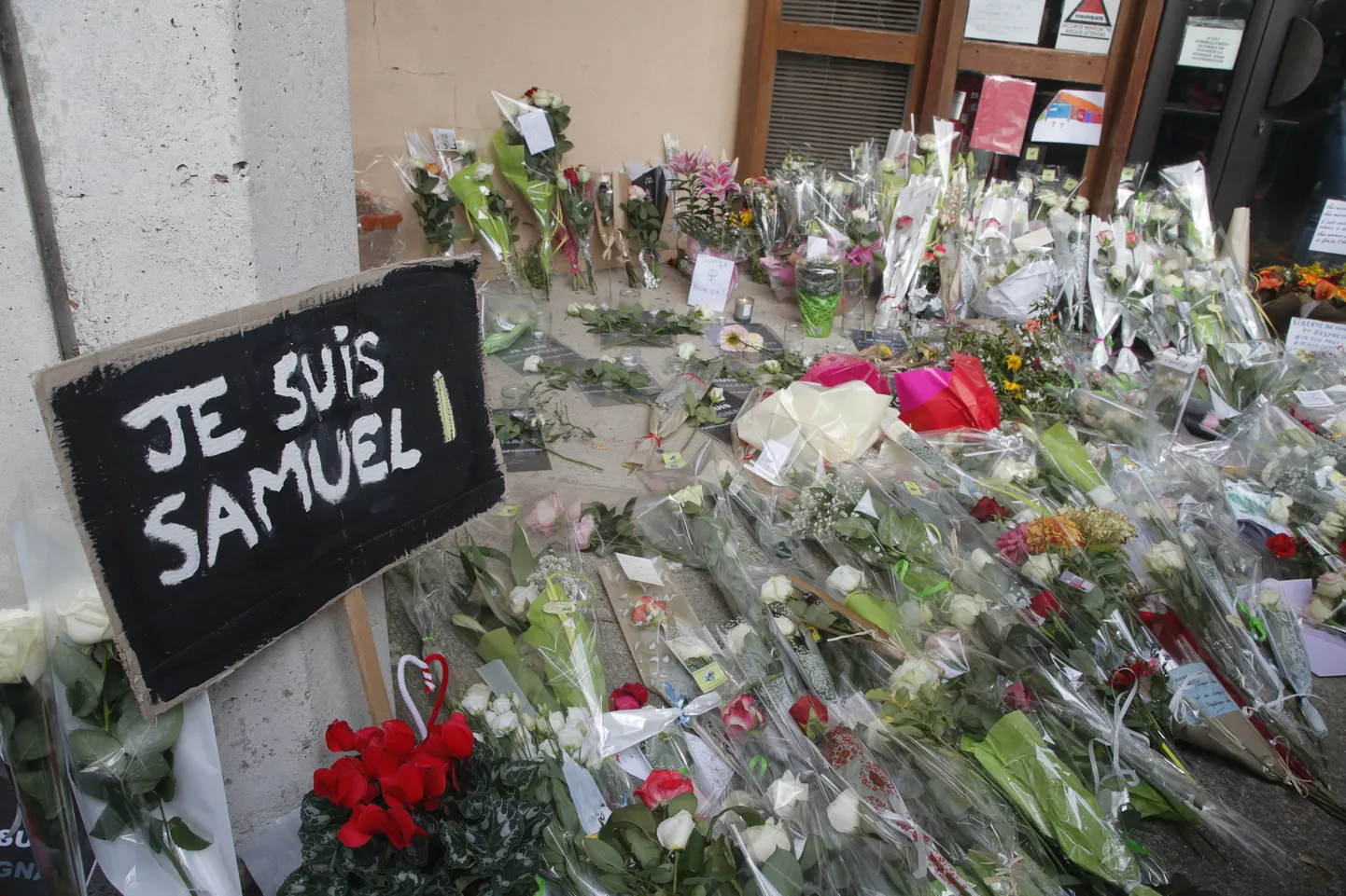 Lilled julmalt tapetud Prantsuse õpetaja mälestuseks.