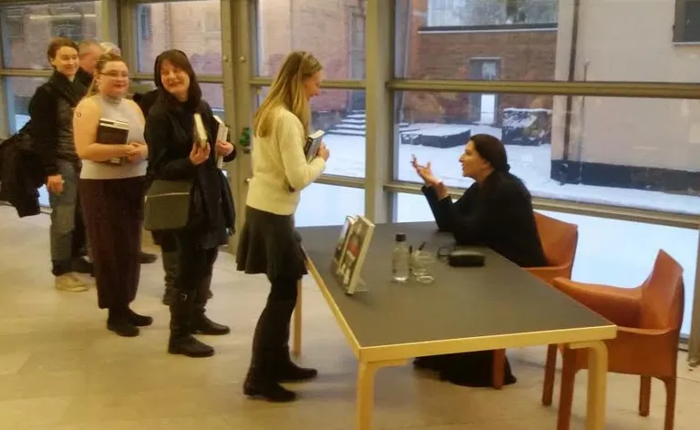 Marina Abramović oma raamatuid Moderna Mouseetis signeerimas.