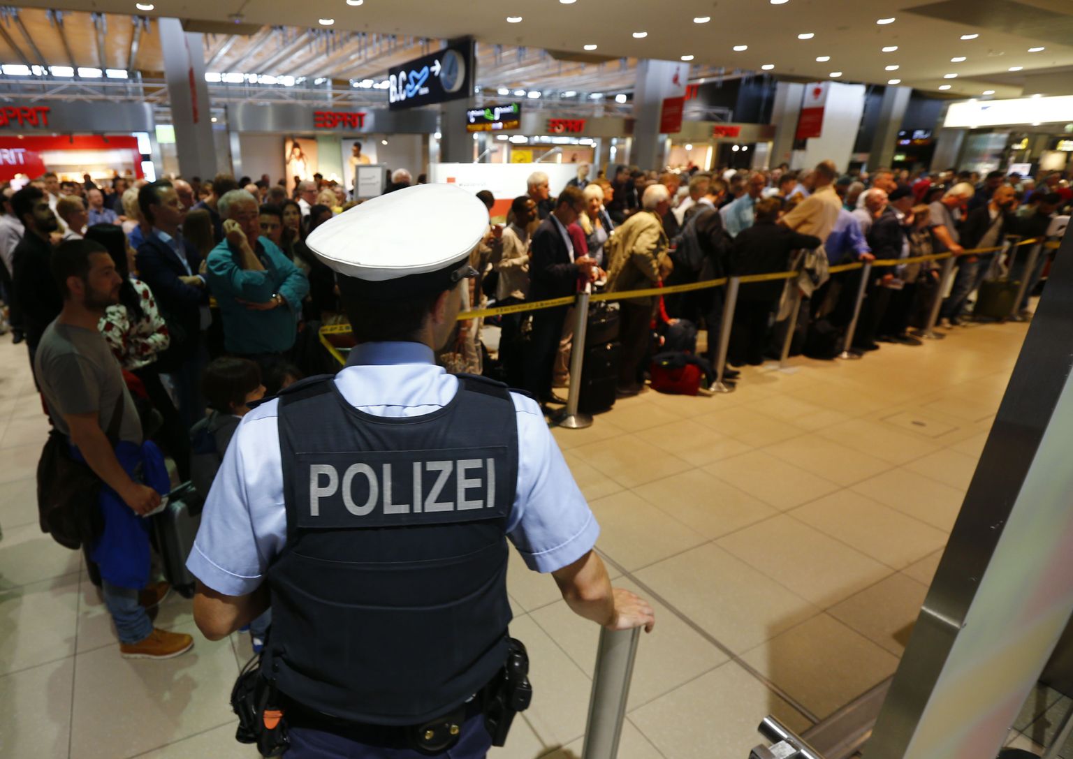 Politseinik Kölni lennujaamas.