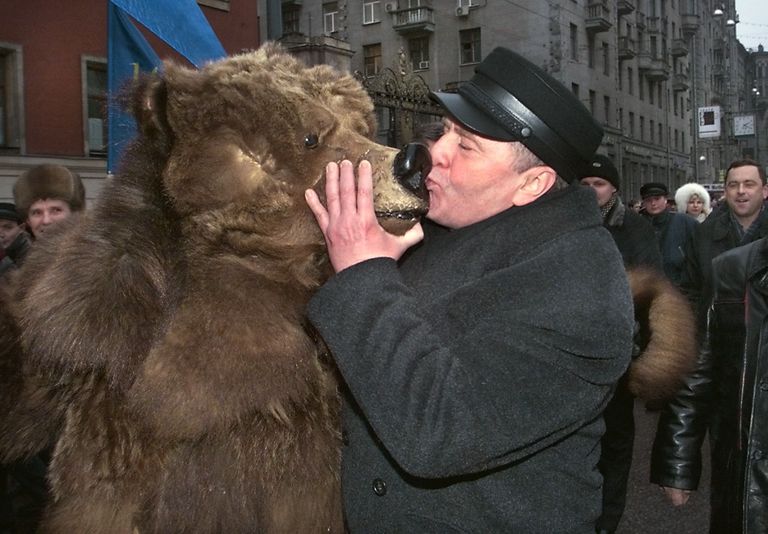 Владимир Жириновский целует россиянина в костюме медведя во время митинга своих сторонников. 12 декабря 1999 года