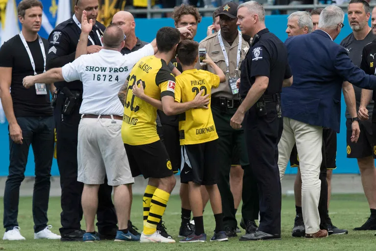 Christian Pulisic väljakule jooksnud fänniga pilti tegemas