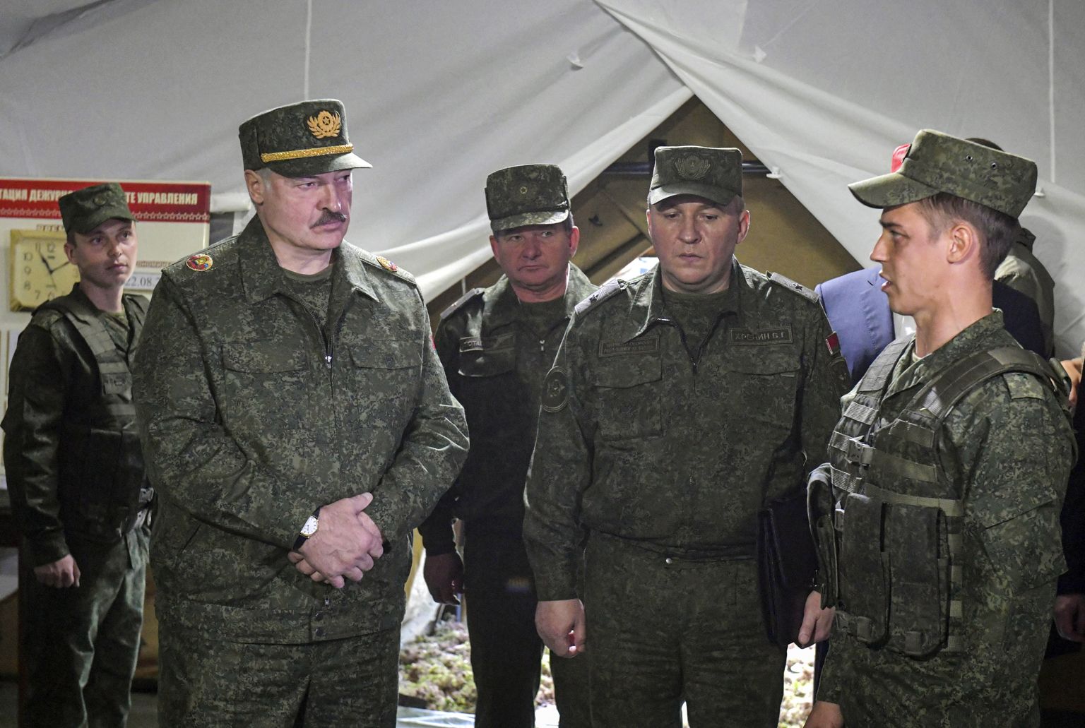 Александр Лукашенко и представители Минобороны общаются с военными.