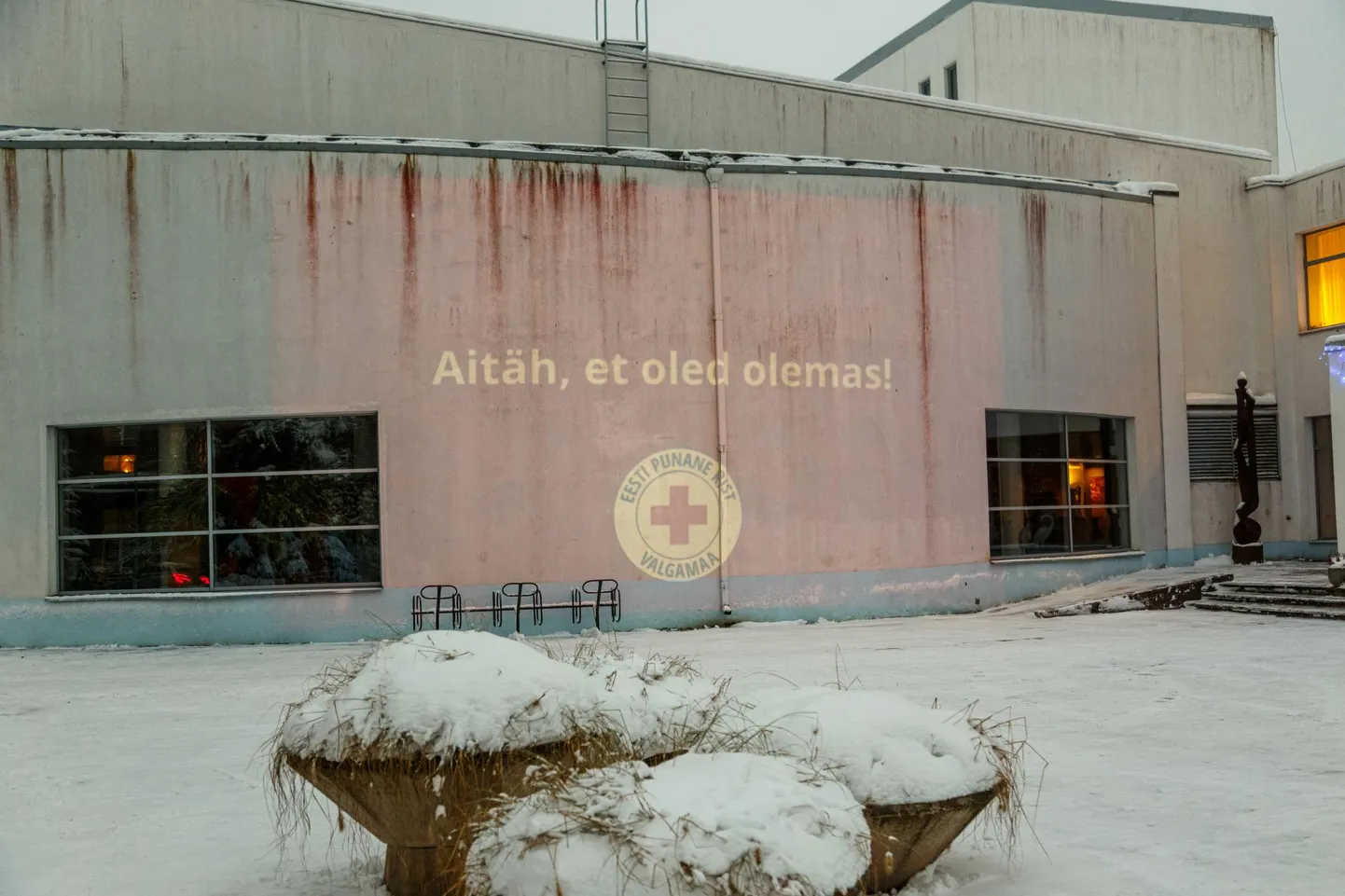 Rahvusvaheline vabatahtlike päev. Valga kultuurikeskuse väliseinale kuvatud sõnumites sooviti 5. detsembril head rahvusvahelist vabatahtlike päeva.